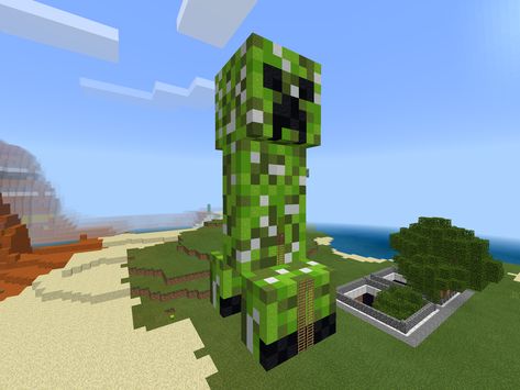 Minecraft creeper statue Minecraft Creeper Build, Minecraft Creeper Statue, Minecraft Statue, Minecraft Statues, Mc Builds, Creeper Minecraft, Minecraft Inspiration, Cool Minecraft Houses, Hama Beads Minecraft