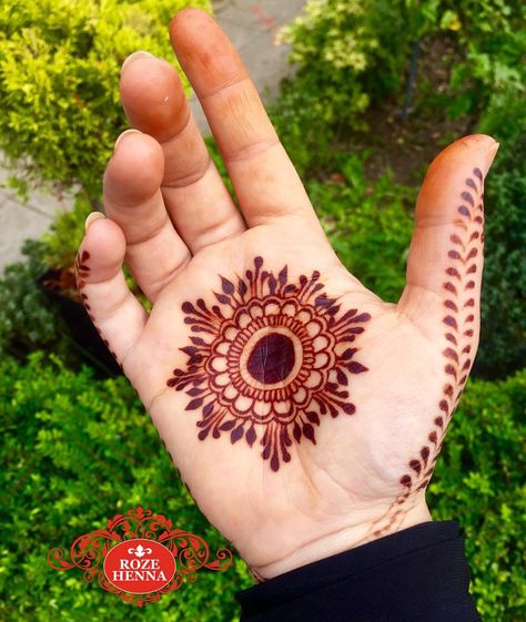 Round Mehndi Design, Palm Mehndi Design, Tato Henna, Simple Henna Tattoo, Beginner Henna Designs, Mehndi Design Pictures, Very Simple Mehndi Designs, Modern Mehndi Designs, Engagement Mehndi Designs