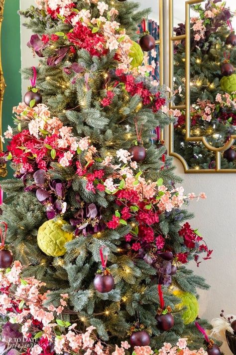 Flower Themed Christmas Tree, Eucalyptus Christmas Tree, Hydrangea Christmas Tree, Christmas Tree With Flowers, Diy Potpourri, Fairy Christmas Tree, Flower Christmas Tree, Tree With Flowers, Potpourri Decoration