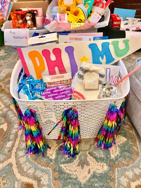 Sority Gift Baskets, Bid Day Gifts Sorority, Big Little Diy Gifts, Big Lil Baskets Ideas, Phi Mu Big Little Baskets, Bid Day Baskets, Sorority Gift Baskets Big Little Ideas, Big Little Basket Fillers, Big Little Bed Decorating