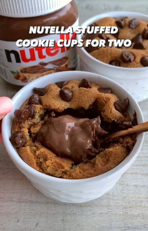 DeliciousDessertsDaily’s Instagram post: “NUTELLA STUFFED COOKIE CUPS FOR TWO 😍 Super soft, gooey and warm chocolate chip cookie dough, filled with melted Nutella 🤤 They’re super…” Stuff To Make With Nutella, Thing To Make With Nutella, Food To Make With Nutella, Nutella Recipes Snacks, Nutella Recipe, Things To Eat Nutella With, Food Nutella, Nutella Stuffed Cookies, Nutella Snacks