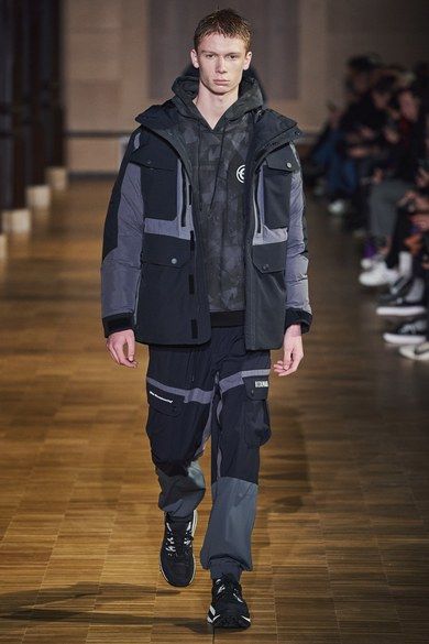 Men Runway, Snowboarding Style, Everyday Boots, Menswear Fashion Show, Menswear Fashion, Fashion Design Sketches, Menswear Collection, Vogue Paris, Mountaineering