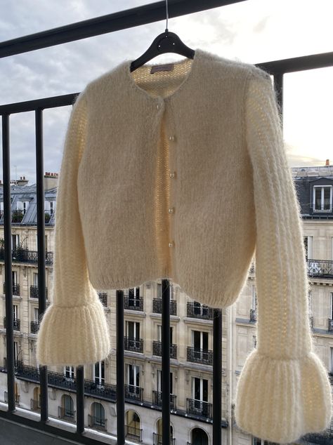 What To Put Over A Dress, Wool Knitting Ideas, Hand Knitting Sweaters, Winter Designer Outfits, Cardigan 2023, Hand Knit Cardigan, Knitting Inspiration Fashion, Knitting Cardigan, Crop Sweater Outfit