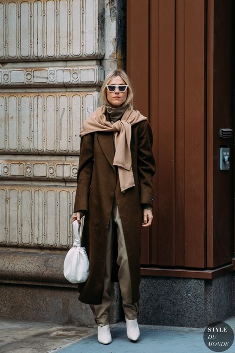 New York Fall 2020 Street Style: Linda Tol - STYLE DU MONDE | Street Style Street Fashion Photos Linda Tol Linda Tol, 2020 Street Style, Look Office, Nyfw Street Style, Classic Trench Coat, Style Muse, New York Fall, Ny Fashion, Fall Winter Style