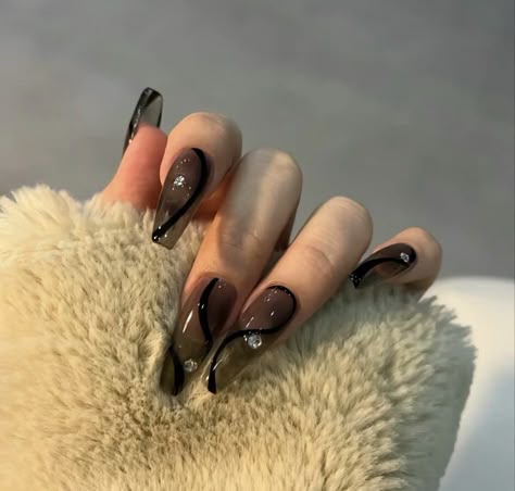 dark feminine nails, black nails Dark Feminine Nails, Dark Academia Nails, Feminine Nails, Dark Acrylic Nails, Dark Nail Art, Long Almond Nails, Details Aesthetic, Vintage Nails, Classy Acrylic Nails