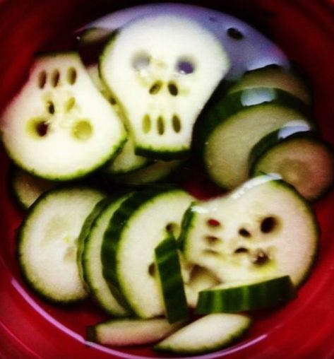 Pickled Cucumber Skulls Childrens Halloween Party, Menu Halloween, Halloween Snacks For Kids, Recetas Halloween, Kids Halloween Food, Halloween Food Appetizers, Halloween Cake Pops, Healthy Halloween Treats, Healthy Halloween Snacks