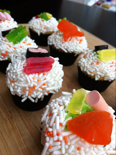 Hibachi Party Desserts, Sushi Party Ideas, Sushi Birthday Party Ideas, Japanese Party Food, Japanese Birthday Cake, Sushi Cupcake, Candy Sushi Rolls, Sushi Candy, Sushi Cupcakes