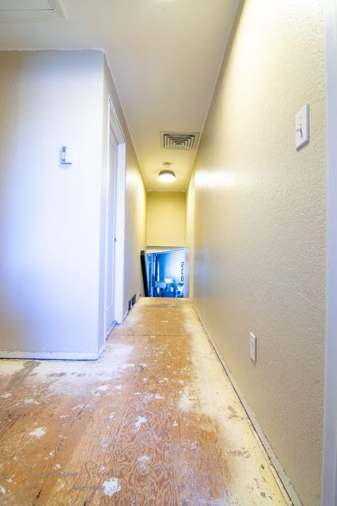 Modern Hallway Design Upstairs Hallway Ideas Modern, Diy Hallway Decor, Hallway Remodel, End Of Hallway, Modern Hallway Design, Two Tone Walls, Hallway Makeover, Upstairs Hallway Ideas, Hallway Ideas Modern