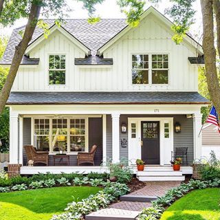 Pretty Beach House, Modern Farmhouse Porch, Gray House, Beach House Exterior, American Farmhouse, Cottage Style Home, Farmhouse Front Porches, Cottage Style Homes, Farmhouse Front