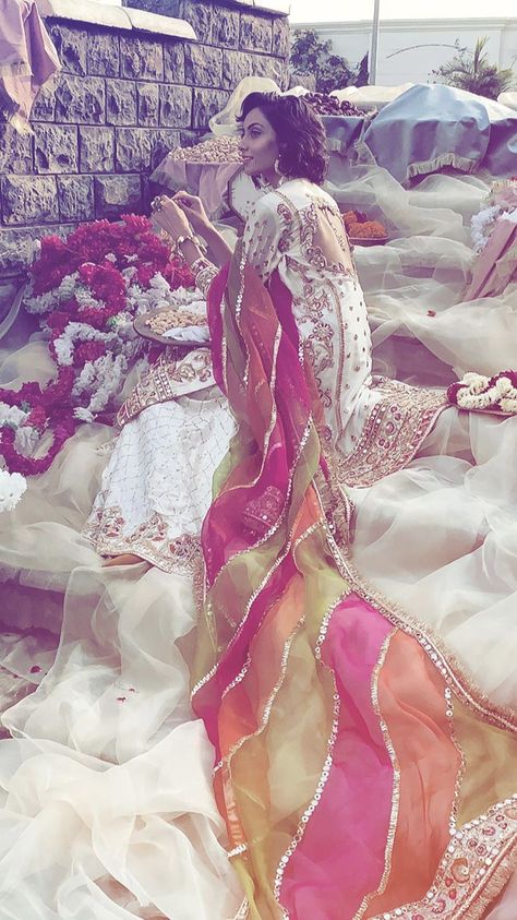 Chatapati Dupatta Design, Chatapati Dupatta, Indian Bridal Dupatta, Mehndi Bridal, Mehndi Ideas, Bridal Mehndi Dresses, Business Boutique, Bridal Dupatta, Pakistani Formal Dresses