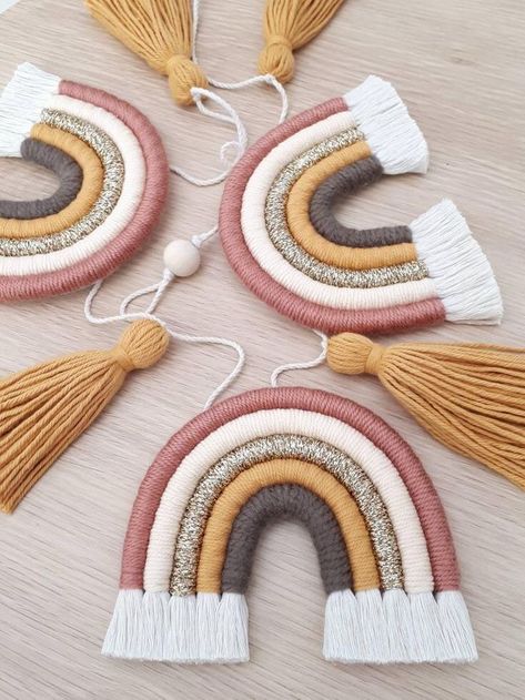 Hanging Tassels, Rainbow Bunting, Rainbow Diy, Makramee Diy, Fiber Wall Art, Rainbow Macrame, Macrame Rainbow, Diy Yarn Crafts, Dekor Diy