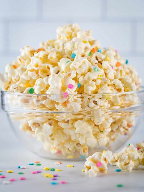 White Chocolate Popcorn - Cook Fast, Eat Well Peppermint Popcorn Recipe, Yummy Popcorn Recipes, Chocolate Popcorn Recipe, White Chocolate Popcorn Recipe, Popcorn Recipes Chocolate, Peppermint Popcorn, Chocolate Covered Popcorn, Christmas Crunch, White Chocolate Popcorn