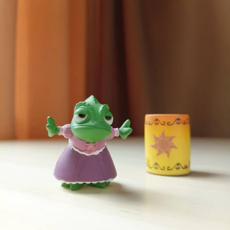 Pascal and Lantern #sunnysideup #DisneyTangled #Tangled #Rapunzel #TKsCorner #TKcorner2018 #Disney #Disneyprincess #DisneyCollection Disney Clay Art, Tangled Ceramic, Rapunzel Gift Ideas, Disney Clay Ideas, Dark Photo Ideas, Pascal Tangled, Rapunzel Pascal, Tangled Cake, Clay Disney