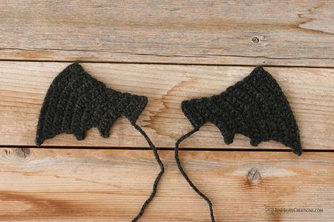 Mini Bat Crochet Pattern, Crochet Bat Wings, Diy Bunnies, Crochet Wings, Crochet Bat Pattern, Wings Tutorial, Kat Haken, Crochet Bat, Diy Wings