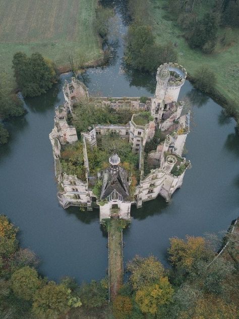 The abandoned Château de la Mothe-Chandeniers castle in France 🏰 🇫🇷 French Castles, Abandoned Castles, Chateau France, Castle Ruins, Abandoned Mansions, Beautiful Castles, A Castle, Abandoned Buildings, Abandoned Houses