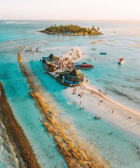 El tour más famoso de San Andrés es el de Johnny Cay VIP. Te lleva al cayo Johnny Cay, al Acuario Natural (lugar de la foto), a ver… Caribbean Vibes, Colombia Travel, South America Travel, Island Hopping, San Andreas, Travel Instagram, Travel Goals, Places Around The World, Amazing Destinations