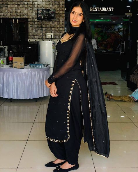 Black Suit For Women Punjabi, Black Punjabi Suit Party Wear, Black Punjabi Suit, Black Suit Designs, Suit Pic, Punjabi Suits Patiala, Painted Suits, Simple Indian Suits, Punjabi Suit Neck Designs