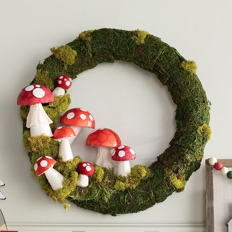 Make A Mushroom Craft, Woodland Craft Ideas, Spring Mushroom Wreath, Mushroom Classroom Decoration, Christmas Mushrooms Decoration, Mushroom Wreath Diy, Mushroom Diy Decor, Diy Woodland Decor, Mushroom Classroom