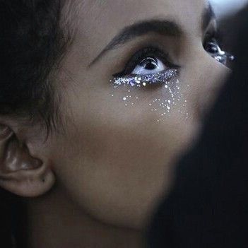 Greek Mythology Makeup, Glitter Under Eye, Moon Goddess Makeup, Goddess Costume Makeup, Makeup Ideas Glitter, Moon Goddess Costume, Goddess Makeup Look, Goddess Costume Diy, Makeup With Glitter