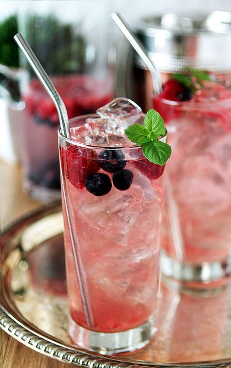 Blueberry Cocktail, Vodka Drinks, Party Food And Drinks, Vodka Cocktails, Summer Refreshments, Delicious Cocktails, Fun Cocktails, Summer Cocktails, Cocktail Hour