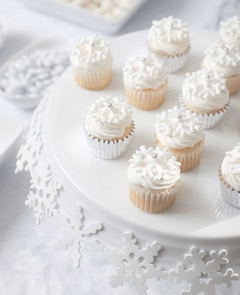 White Christmas Desserts, White Dessert Tables, Christmas Dessert Table, White Desserts, Cake Mini, Winter Wonderland Baby Shower, Holiday Cupcakes, White Cupcakes, Torte Cupcake