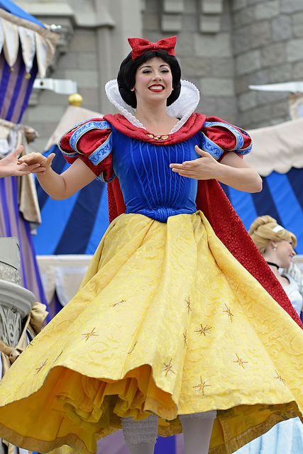 Snow White Snow White Characters, Disney Female Characters, Disneyland Princess, Snow White Costume, Disney World Characters, Disney Princesses And Princes, Snow White Disney, Disney Face Characters, Fairytale Photography