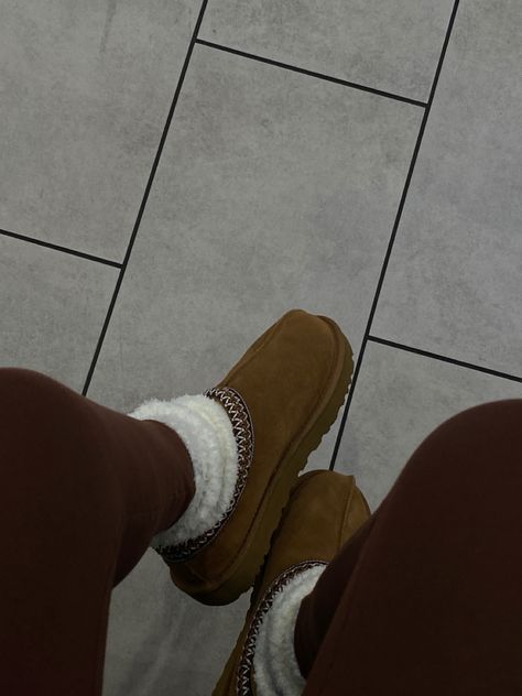 Brown Ugg Slippers Outfit, Fluffy Socks Outfit, Uggs With Socks, Men In Uggs, Slides With Socks Outfit, Fuzzy Socks Outfit, Ugh Slippers Outfits, Fuzzy Uggs, Slides With Socks