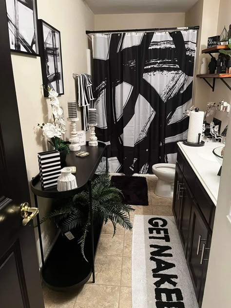 Black Wall Decor Bathroom, Apartment Bathroom Decor Ideas Black And White, Black Ceiling White Walls Bathroom, Classy Black And White Bathroom, Restroom Black Decor, Black Art Bathroom, Black And White Bathroom Ideas Apartment, Black Shower Decor, Cute Apartment Ideas For Couples Bathroom