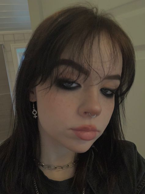 Black Eyeshadow Under Eye, Smudged Eyeliner Grunge, Makeup Soft Grunge, Dark Makeup Looks Grunge, Makeup No Eyeliner, Guess Clothes, Grungy Makeup, Soft Grunge Makeup, Messy Makeup