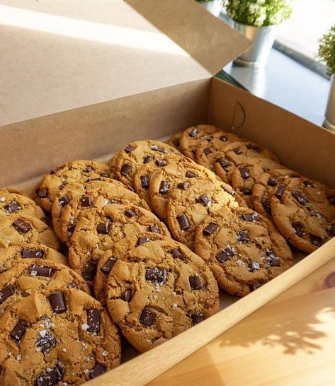 https://www.instagram.com/foodfoodyworld/ Delicious Chocolate Chip Cookies, Cookies Aesthetic, Biscuits Packaging, Toffee Cookies, Easy Chocolate Chip Cookies, Dessert Packaging, Party Dishes, Yummy Comfort Food, Vegan Kitchen