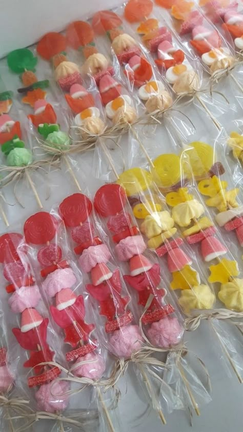 School Valentines Treats, Baby Dedication Party, School Cupcakes, Minnie Mouse Birthday Party Decorations, Candy Kabobs, Diwali Gift Hampers, Birthday Party Treats, Candy Bar Wedding, Friends Cake