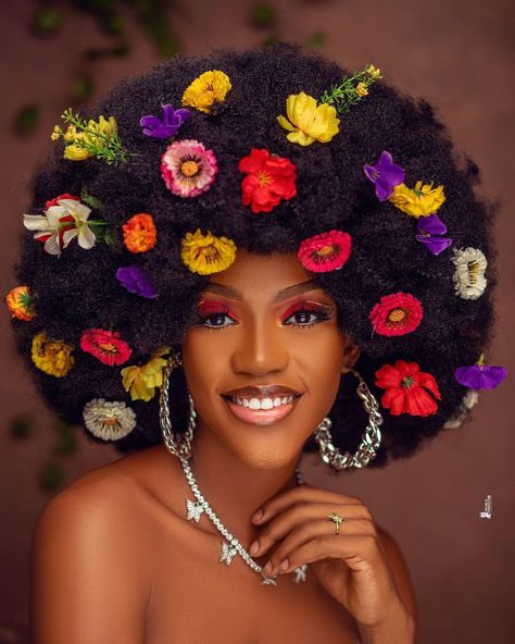 Soulaan Culture, Locs Hair Styles, Hair Flower Crown, Sun Emoji, Afrocentric Hairstyles, African American Women Hairstyles, It Girl Era, Afro Fashion, Flower Crown Hairstyle