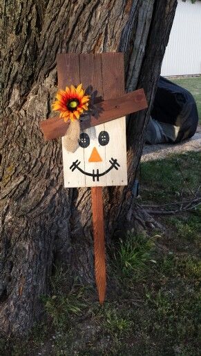 Scarecrow Yard Stake, Wood Halloween Decorations, Thanksgiving Wood Crafts, Modern Garden Design Ideas, Halloween Yard Art, Fall Wood Crafts, Wood Yard Art, Fall Pumpkin Crafts, Fall Decor Diy Crafts