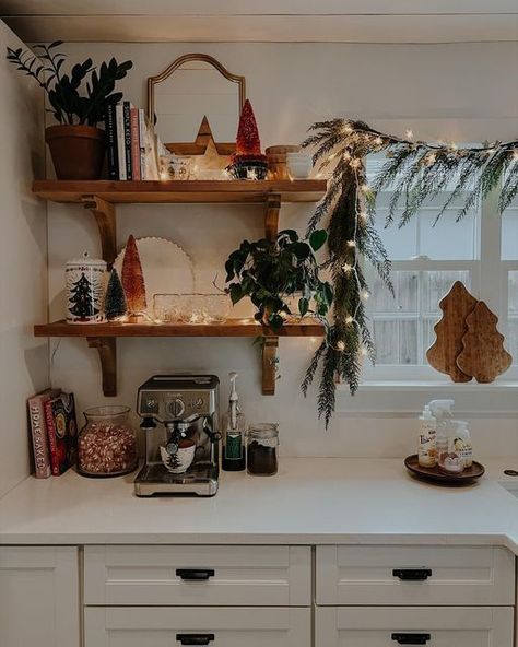 Anthropologie Christmas Kitchen, Christmas Decor Anthropologie, Christmas Decor Cottagecore, Cottage Core Christmas Aesthetic, Hygge Christmas Aesthetic, Homey Christmas Aesthetic, Different Christmas Aesthetic, Cottage Core Christmas Decor, Christmas Decor Apartment Small Spaces