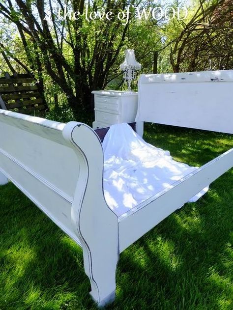 white sleigh bed Antique Wood Bed, Sleigh Bed Makeover, Sleigh Bed Painted, Wood Showroom, Bed Headboard Ideas, Character Furniture, Bed Makeover, Painted Beds, Wood Bed Design