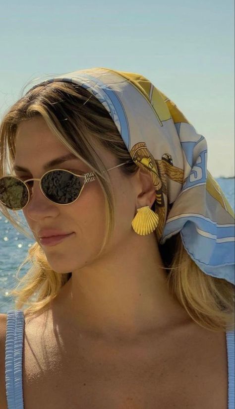 Beach Look Aesthetic, Beach Body Aesthetic Outfit, Boat Cruise Outfits For Women, Cruise Poses, Aesthetic Vacation Outfits, Head Scarf Summer, Bandana Beach, Beach Photo Inspiration, Gala Gonzalez