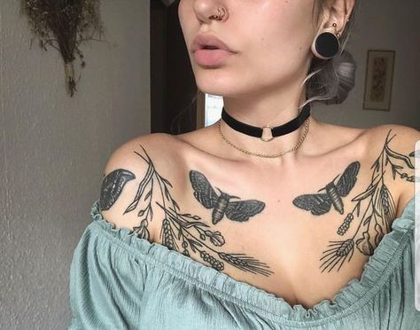 Botanisches Tattoo, Woman With Tattoos, 16 Tattoo, Inspiration Tattoos, Geniale Tattoos, Dope Tattoos, Skin Art, Chest Tattoo, Piercing Tattoo