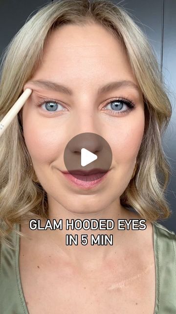 1,161 likes, 7 comments - bbpro_micheleclausen on June 30, 2024: "GLAM HOODED EYES in 5 min 🕘 Get glam hooded eyes in just 5 minutes! Follow these easy steps for a stunning look. Step 1: Define Eyelid • Look straight into the mirror •Apply a medium-tone eyeshadow shade over the eyelid to create the appearance of an eyelid. •Connect this shade to the lower lash line for a cohesive look. Step 2: Add Depth •Use a brown eyeliner on the outer corner of the upper and lower lash line. •Blend the ey Eyeshadow For Hooded Eyelids, Tape Eyeshadow, Makeup For Hooded Eyelids, Hooded Eyes Tutorial, Smokey Eye Makeup Steps, Eye Makeup For Hooded Eyes, Eyeshadow For Hooded Eyes, Grey Smokey Eye, Grey Eye Makeup