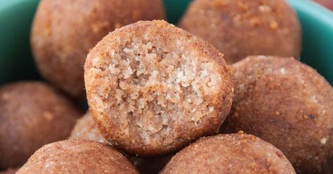 Cinnamon Banana Bread Energy Balls (ERMAHGERD!) - Paleo Grubs Paleo Buns, Banana Balls, Paleo Casserole, Soup Paleo, Cinnamon Banana Bread, Banana Bread Loaf, Blooming Onion, Paleo Bread, Paleo Crockpot