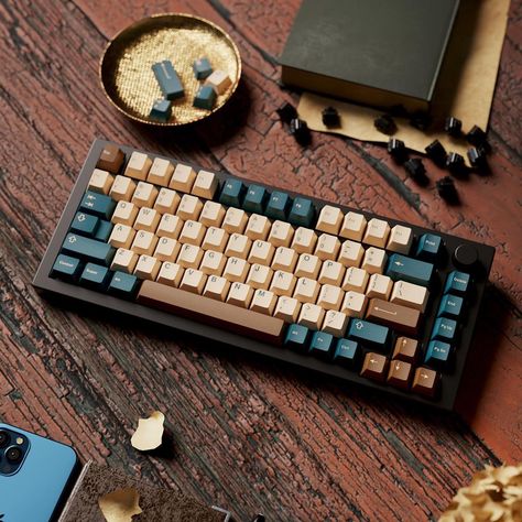 Earth Tone Pc Setup, Custom Keyboard Ideas, Custom Keyboard Aesthetic, Cool Keyboards, Mechanical Keyboard Aesthetic, Keyboards Aesthetic, Custom Keyboard Keycaps, Keyboard Customization, Wooden Keyboard