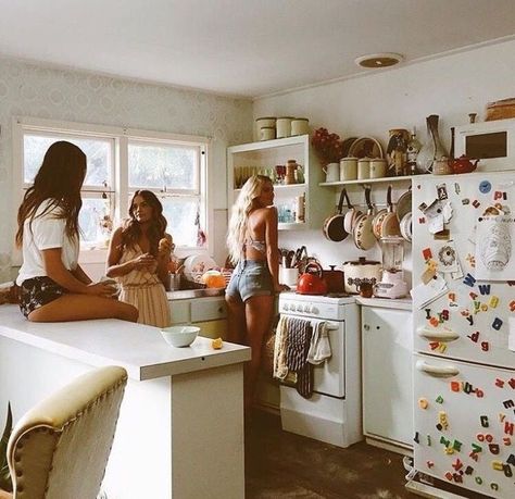 bucketlist: get an apartment with your best friends Photos Bff, Trendy Apartment, Apartment Goals, Friend Goals, Best Friend Goals, Girl Gang, Dorm Room Decor, Friend Photos, Friend Pictures