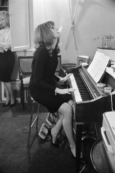 French Girl Aesthetic, French New Wave, French Aesthetic, France Gall, Eurovision Songs, Jodie Foster, French Films, Catherine Deneuve, French Girls