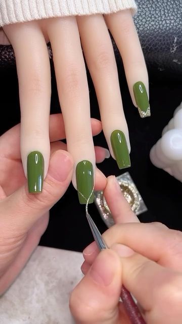 Nail Paint Design, Healthy Toenails, Nail Polish Design, Polish Design, Classy Nail Designs, New Nail Polish, Green Nail Polish, Green Nail, Paint Design