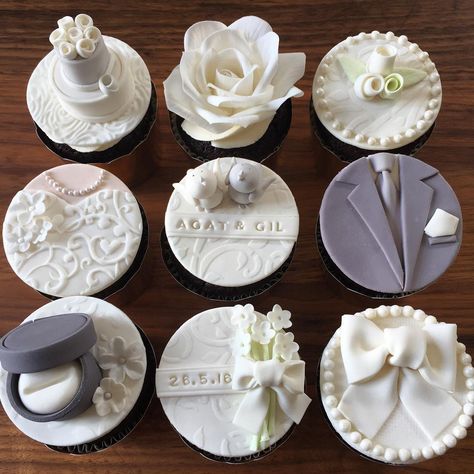 Wedding cupcakes Wedding Cupcakes Fondant, Groom Cupcakes, Hen Party Cupcakes, Bride Cupcakes, Cupcake Recipes For Kids, Engagement Cupcakes, Cupcakes Design, Cupcake Decorating Party, Cupcakes Fondant