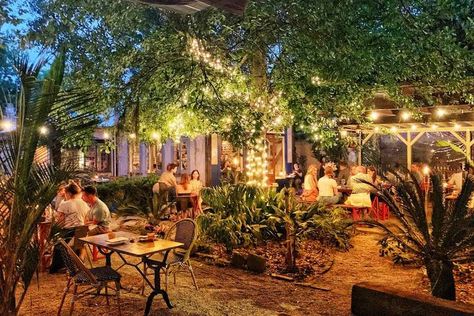 Backyard Restaurant, Restaurants Outdoor Seating, Lunch Places, Outdoor Lunch, Romantic Restaurants, Restaurant Exterior, Romantic Restaurant, Garden District, Outdoor Eating