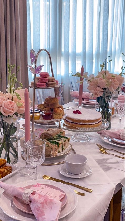 Pink High Tea Table Setting, Pink Afternoon Tea Party, Pink Brunch Aesthetic, Pink Brunch Food, Afternoon Tea Aesthetic, Barbie Brunch, Pink Breakfast, Pink Brunch, Tea Table Settings