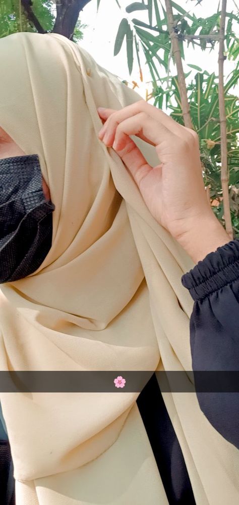 Hajab Girl Dps, Girly Photography Instagram Hijab, Qurbani Ka Janwar Pic, Cute Selfies Poses Hijab, Hijab Girl Snaps, Muslim Girls Dp Aesthetic, Girls Snapchats Dp, Hijab Back Pose, Hiden Face Girls Dpzz