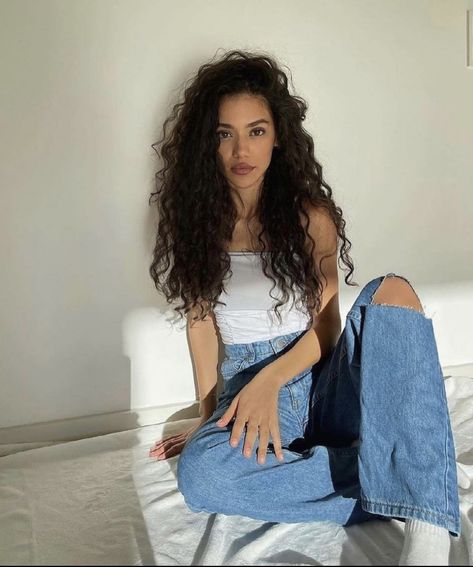 Dina Denoire, Curly Hair Beauty, Dark Curly Hair, Curly Hair Inspiration, Curly Girl Hairstyles, Long Curly Hair, Curly Girl, Long Curly, Aesthetic Hair