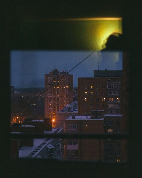 Window Scenery Aesthetic, Apartment Window Photography, City Through Window, Evening City Aesthetic, City From Window, Meet Cute Aesthetic, Dark Night Photography, Night City Aesthetic, Windows Aesthetic