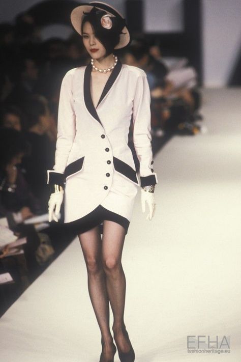 Channel Clothes, Chanel Fashion Outfits, 1990 Style, Channel Outfits, Coco Chanel Fashion, Classic Chanel, 90s Runway Fashion, Runway Fashion Couture, Chanel Outfit